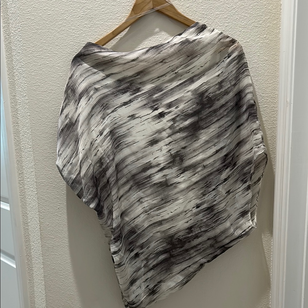 Assymetrical Off shoulder NWOT Elegant Black and White Women's Top - Picture 3 of 8